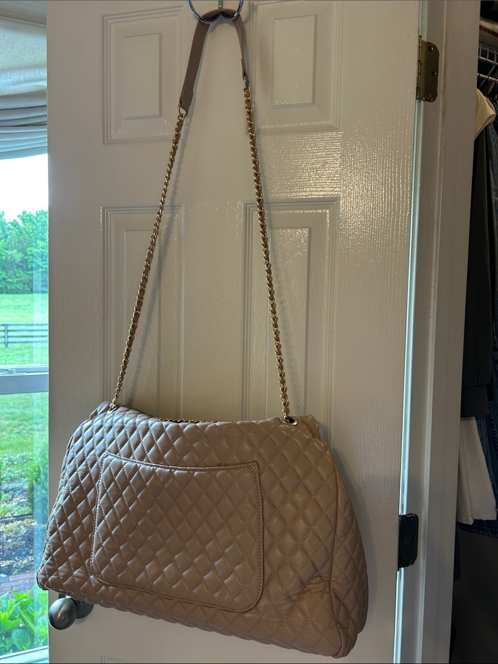Quilted Nude Shoulder Weekender Bag with Gold Chain Large New - Picture 15 of 16